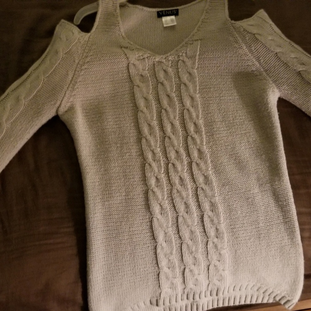 Venus Clod Shoulder Top